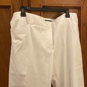 Jones New York white Signature Woman cropped pants with pockets